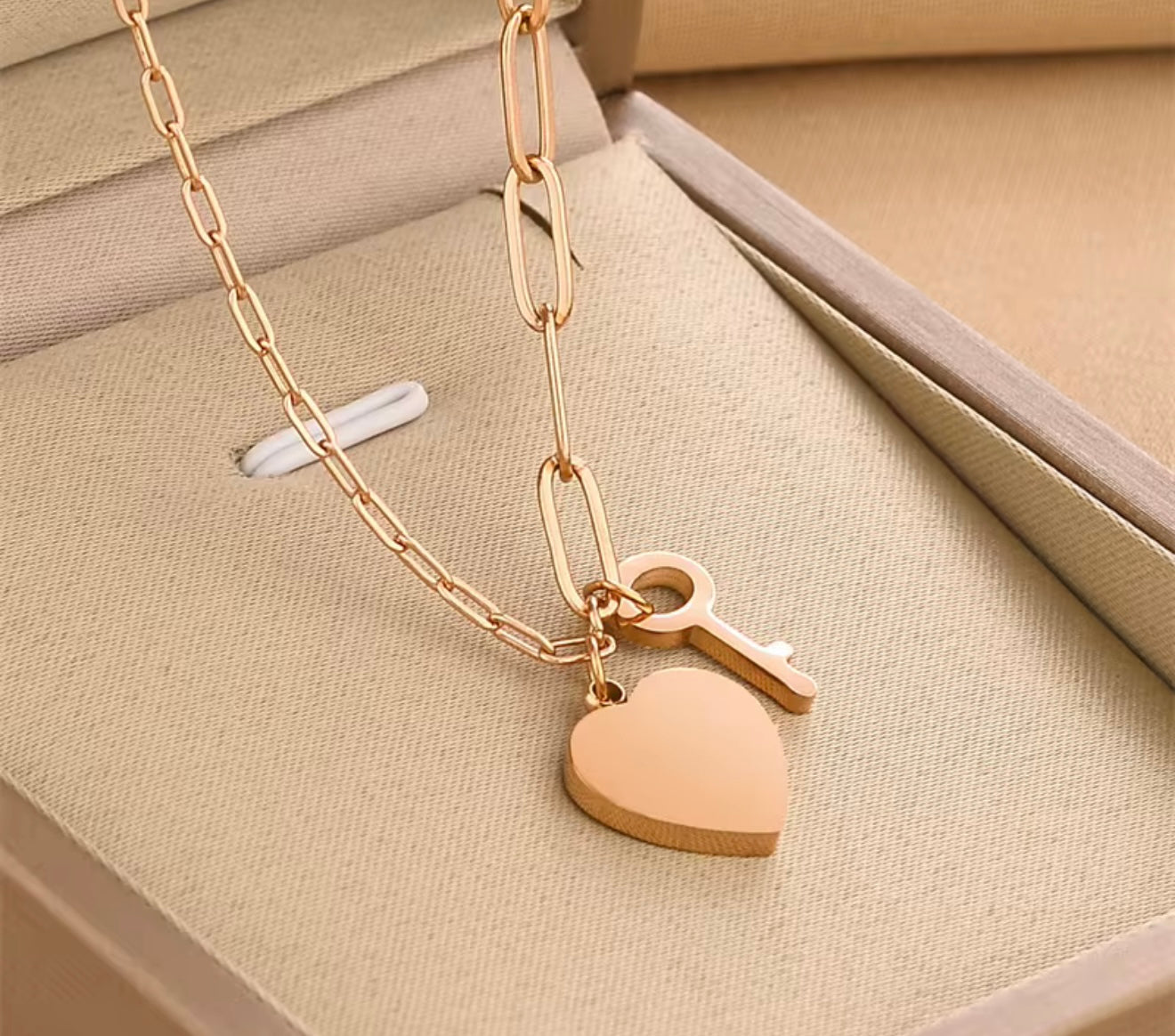 Collar colgante elegante de acero inoxidable bañado en oro 18K