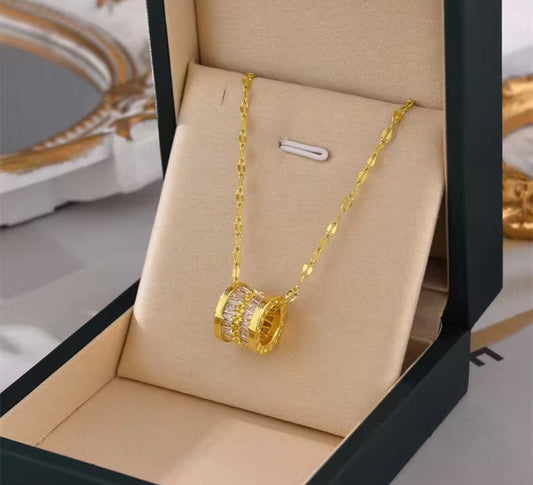 Collar colgante elegante de acero inoxidable bañado en oro 18K