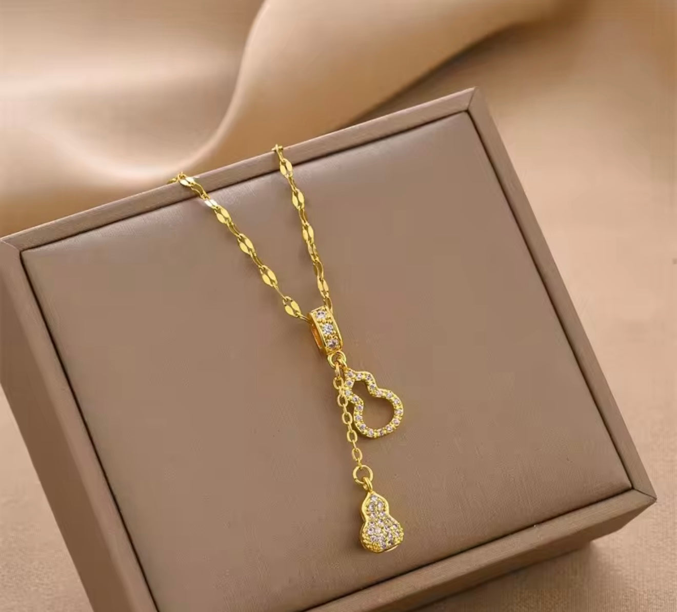 Collar colgante elegante de acero inoxidable bañado en oro 18K