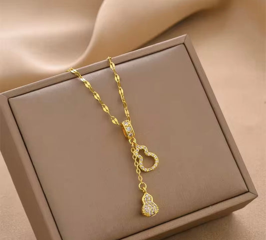 Collar colgante elegante de acero inoxidable bañado en oro 18K