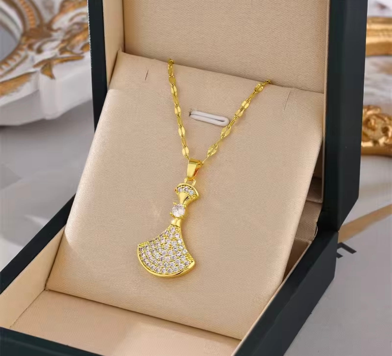 Collar colgante elegante de acero inoxidable bañado en oro 18K