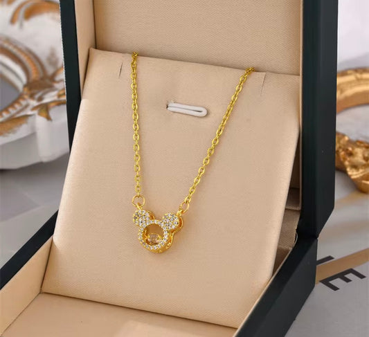 Collar colgante elegante de acero inoxidable bañado en oro 18K