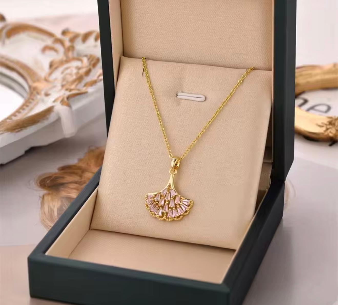 Collar colgante elegante de acero inoxidable bañado en oro 18K