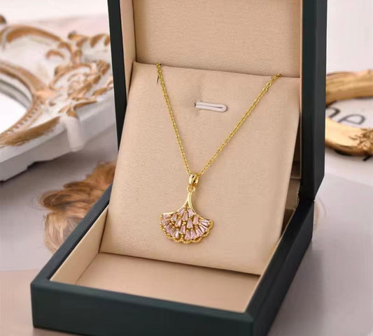 Collar colgante elegante de acero inoxidable bañado en oro 18K