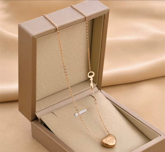 Collar colgante elegante de acero inoxidable bañado en oro 18K