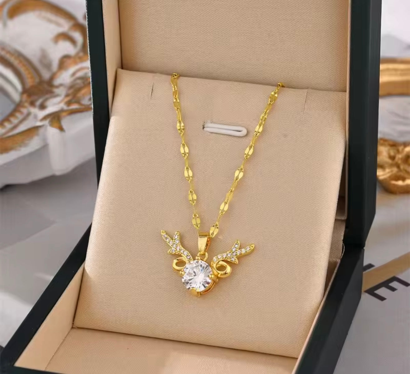 Collar colgante elegante de acero inoxidable bañado en oro 18K