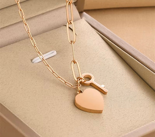 Collar colgante elegante de acero inoxidable bañado en oro 18K