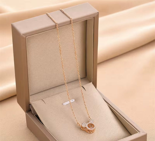 Collar colgante elegante de acero inoxidable bañado en oro 18K